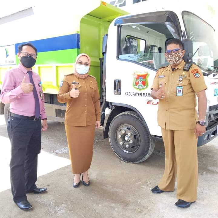 Bupati Mamuju Terima Bantuan Mobil Pengangkut Sampah dari Bank Sulselbar